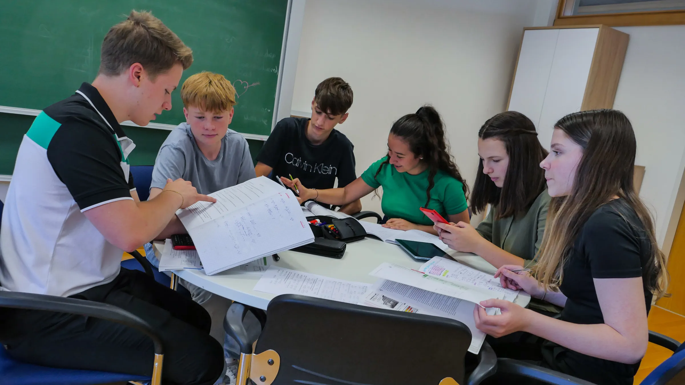 Schülerinnen und Schüler der HAK Spittal beim gemeinsamen Lernen